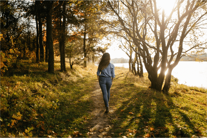 Mujer andando por el bosque